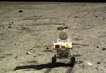 Китай запускает ровер для исследования темной стороны Луны