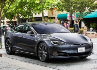Tesla обновляет ПО своих электрокаров во имя избежания внезапных возгораний