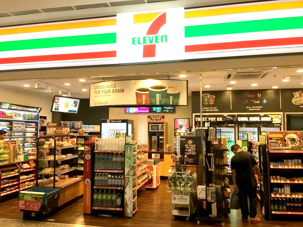 7 11 shop. 7-11 Севен Элевен. 7 Элевен магазин. 7 Eleven США. Севен Элевен в Японии.