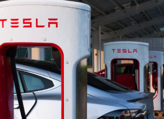 Tesla столкнулась с серьёзной “утечкой мозгов”