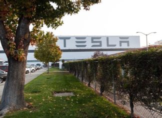 Tesla подала в суд на своего критика