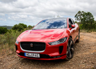 Jaguar предоставляет скидки владельцам электрокаров Tesla