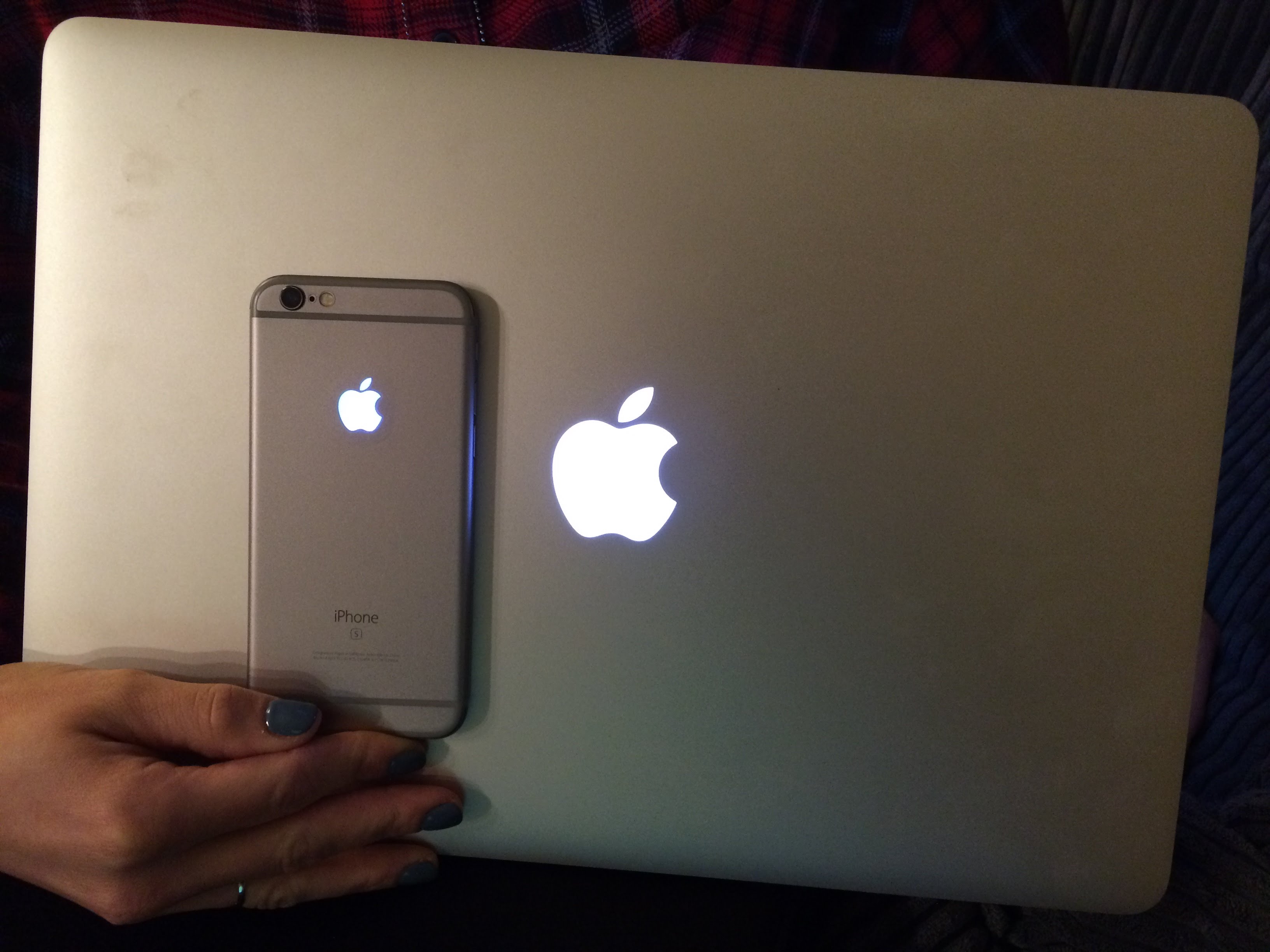 Почему горит яблоко. Макбук айфон 4. Светящиеся яблоко на MACBOOK. Макбук яблоко светится. Макбук со светящимся яблоком.