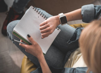 В Великобритании в учебных заведениях запретят умные часы из-за возможности списывания