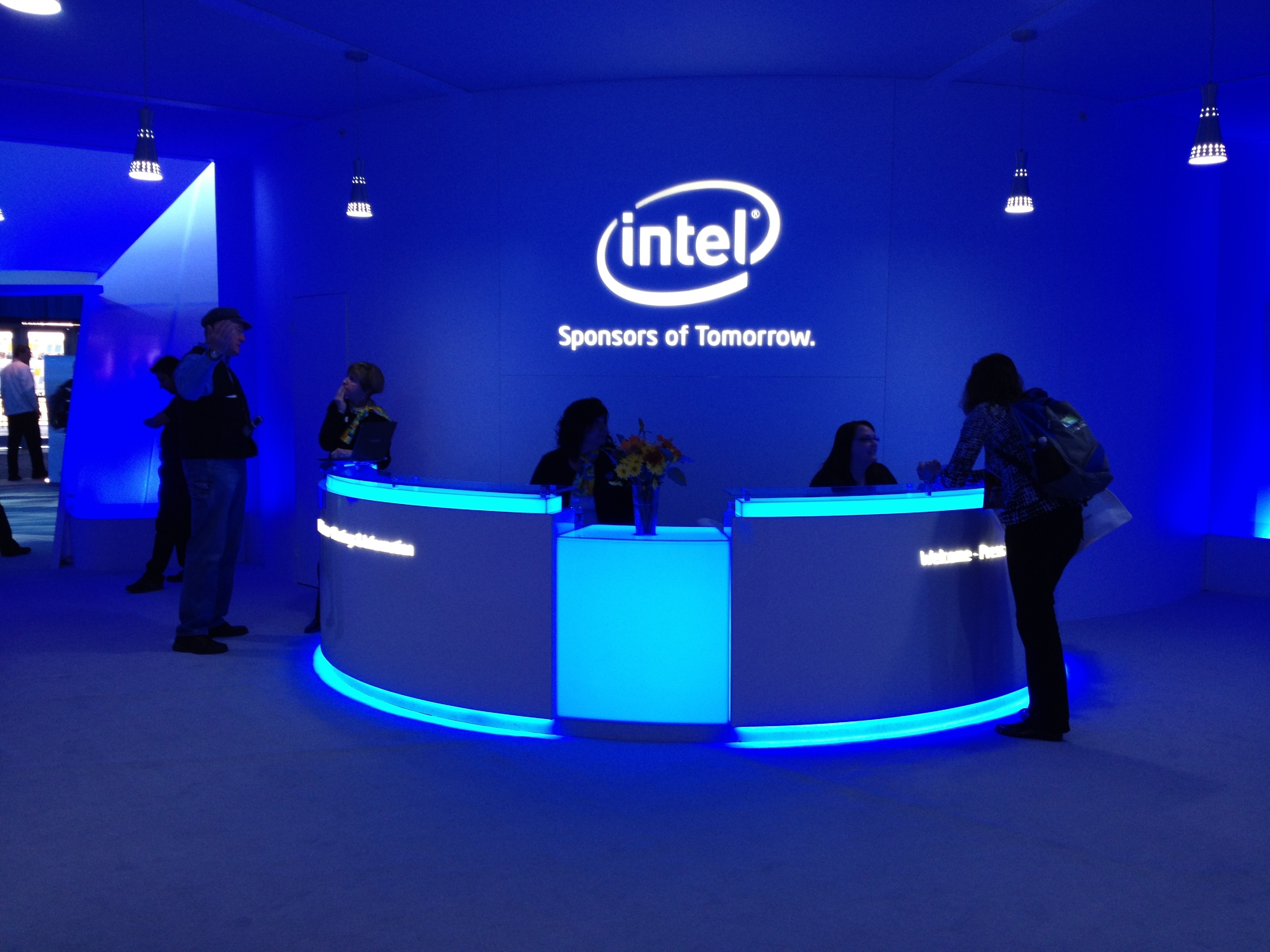 Intel int. Intel. Интел компания. Американская фирма Intel. Главный офис Интел.