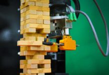 Собран робот, умеющий играть в дженгу