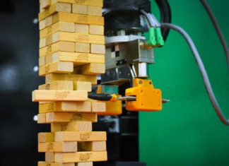 Собран робот, умеющий играть в дженгу