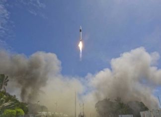 SpaceX запускает новую партию спутников на орбиту Земли