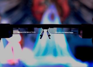 Национальный Театр Великобритании запустил очки для субтитров