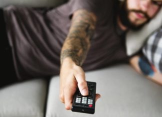 Просмотр телевизора на боку может приводить к опасным последствиям