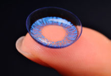 Светящиеся контактные линзы могут защитить от слепоты