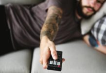 Смотреть телевизор на боку может быть опасно для здоровья сердца