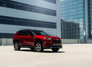 Toyota рассказала о цене и приблизительной дате выхода RAV4 Prime