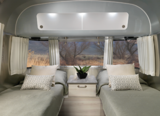 Airstream обновляет внутренний дизайн трейлеров International и Flying Cloud