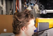 Инженер из США создал уникального робота-парикмахера