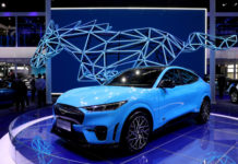 Ford пытается сделать Mustang Mach-E дешевле