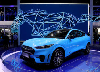 Ford пытается сделать Mustang Mach-E дешевле