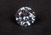 Найден способ придать бриллиантам свойства металлических проводников