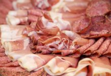 Центр CDC предупреждает об опасности мясных деликатесов