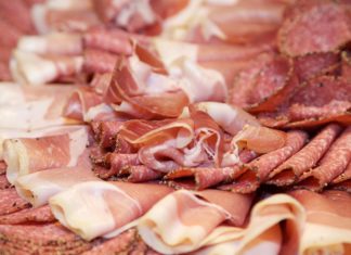 Центр CDC предупреждает об опасности мясных деликатесов