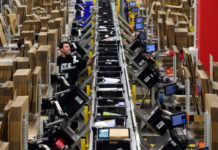 Amazon выплатит по 300 долларов всем декабрьским работникам