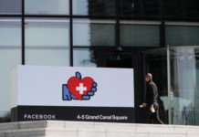 Facebook просит модераторов вернуться в офисы в разгар пандемии