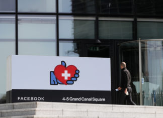 Facebook просит модераторов вернуться в офисы в разгар пандемии