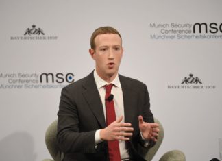 На Facebook подали в суд за недобросовестную практику поиска сотрудников