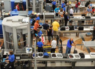 Вакцина против COVID-19 в США не поспевает за ростом числа заболеваний