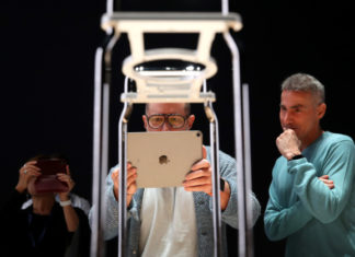 Старший вице-президент Apple подал на отставку