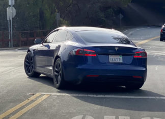 На улицах стали замечать новую версию Model S