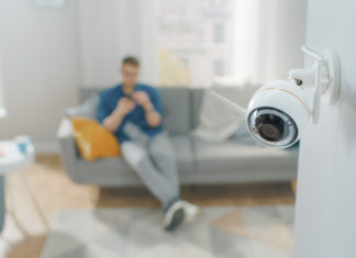 Сотрудник охранной фирмы 4 года следил за девушками через их камеры