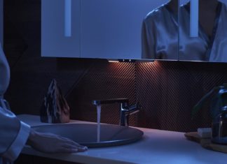 Kohler удивляет умным туалетом и ванной
