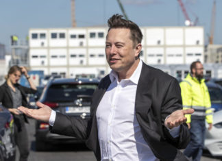 Илон Маск вынужден вернуть уволенного работника и удалить твит 2018 года