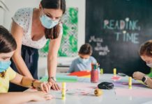 Центр CDC США изменил правила социальной дистанции в школах