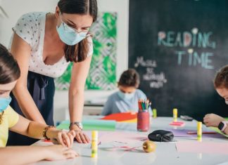 Центр CDC США изменил правила социальной дистанции в школах