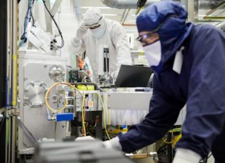 Apple построит в Америке новый завод чтобы решить свои проблемы