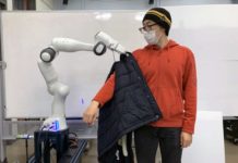 Теперь роботы умеют одевать людей