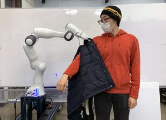 Теперь роботы умеют одевать людей