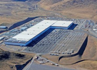 Tesla обязывает всех сотрудников, даже привитых, носить маски