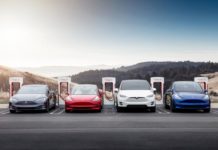 Регулирующие органы требуют от Tesla отчёт относительно функционала автопилота