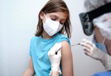 Facebook начинает борьбу с дезинформацией на счёт влияния вакцин от COVID-19 на детей