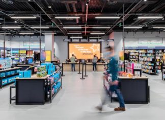 Amazon открыла первый магазин за пределами США