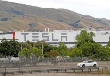 Сотрудница Tesla обвиняет компанию в преследовании и домогательствах