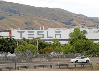 Сотрудница Tesla обвиняет компанию в преследовании и домогательствах