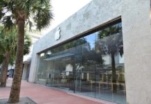 Apple продолжает закрывать свои магазины из-за COVID-19