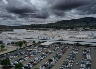 Ещё шесть работниц завода Tesla подали в суд на компанию