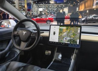 Tesla вернула функцию Full Self-Driving, из-за которой автомобиль вёл себя некорректно